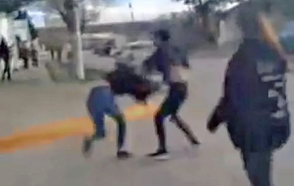 Menores protagonizaron una feroz pelea a la salida del colegio en Puerto Deseado