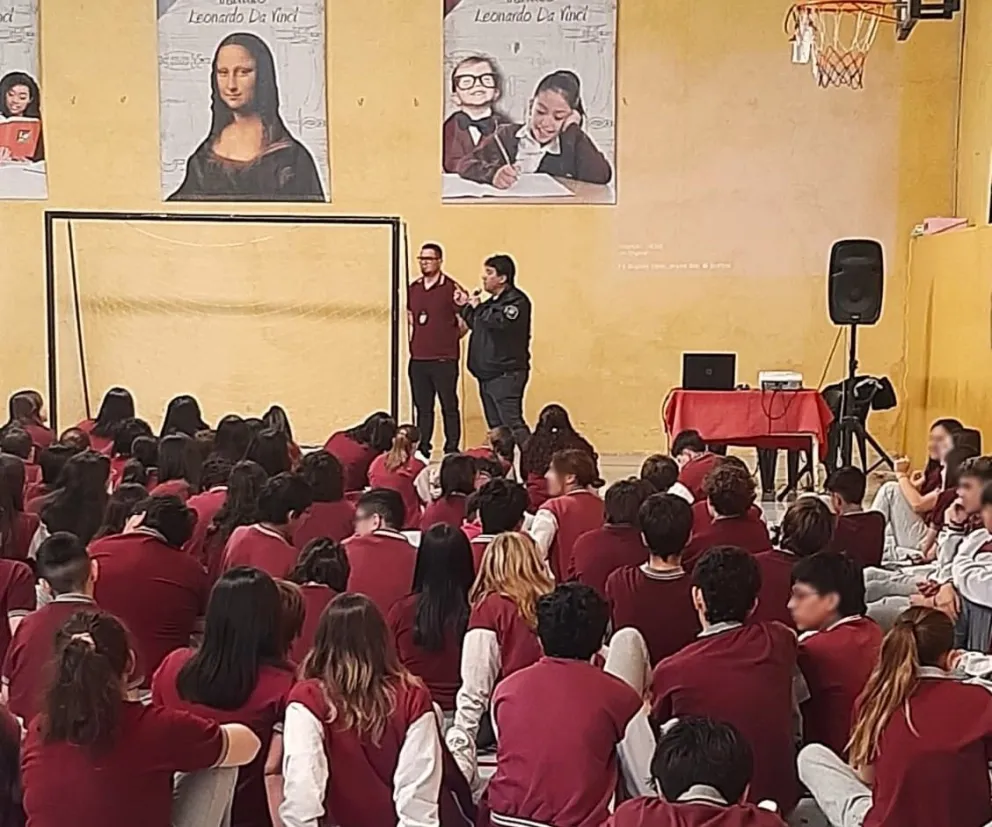 Policía del Chubut realiza actividades de concientización sobre ‘bullying’ y ‘grooming’ en escuelas de Comodoro 