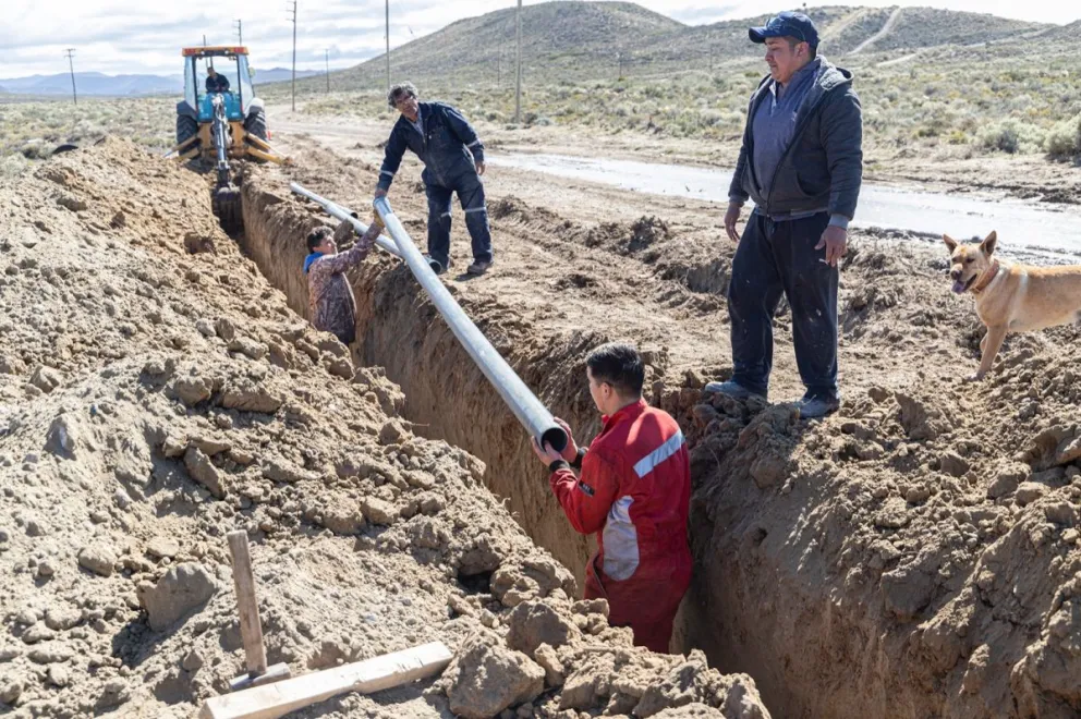 Luque recorrió la obra de la red de agua en el sector “El Faro”