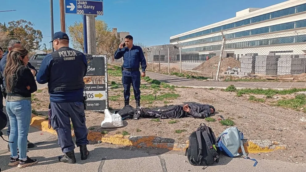 En la plaza 13 de Diciembre a punta de cuchillo le robó celular a un menor: terminó preso