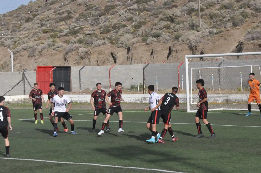 Fútbol Categoría A:  Petroquímica y Palazzo siguen mandando