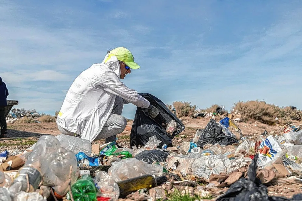 El Municipio cumplió con otra jornada de limpieza en basural clandestino en Caleta Córdova