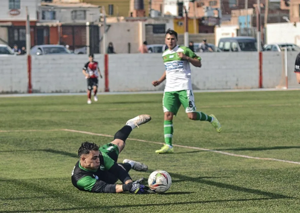 Petroquímica ganó con uno menos y sigue con puntaje ideal