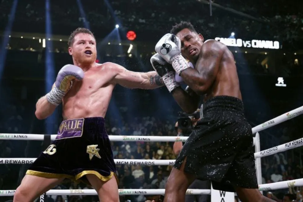 Canelo Álvarez retuvo sus títulos al vencer a Jermell Charlo por decisión unánime