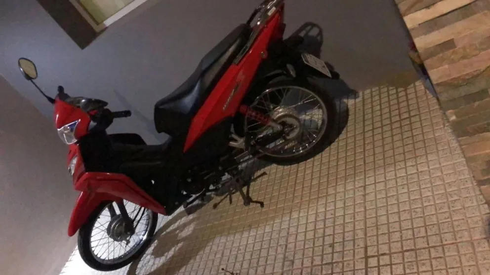 Dejó su moto en el patio con el portón abierto y se la robaron