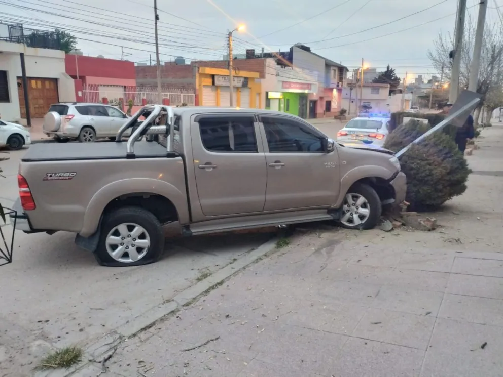 Secuestran camioneta que chocó contra el cantero de una vereda