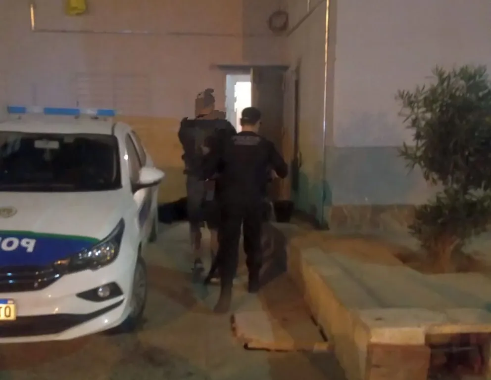 Quiso apoderarse de unas papas fritas y chizitos del interior de un automóvil, lo sorprendieron y le dieron una paliza