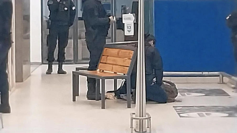 Detuvieron a una mujer armada con una pistola en un supermercado