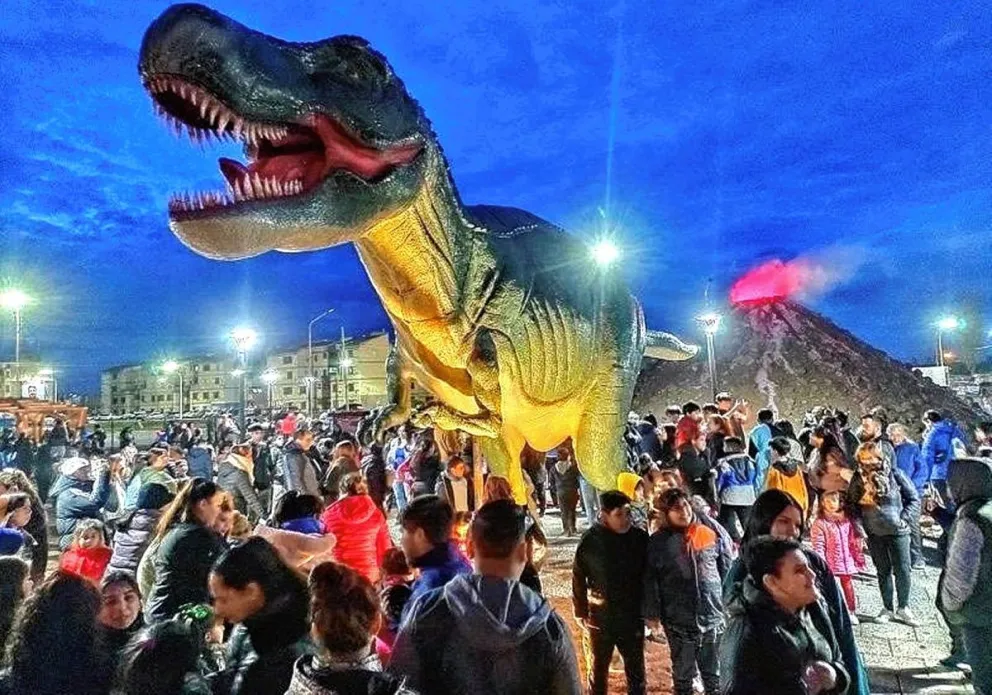 Espectacular recepción de niños y adultos al Parque de Dinosaurios