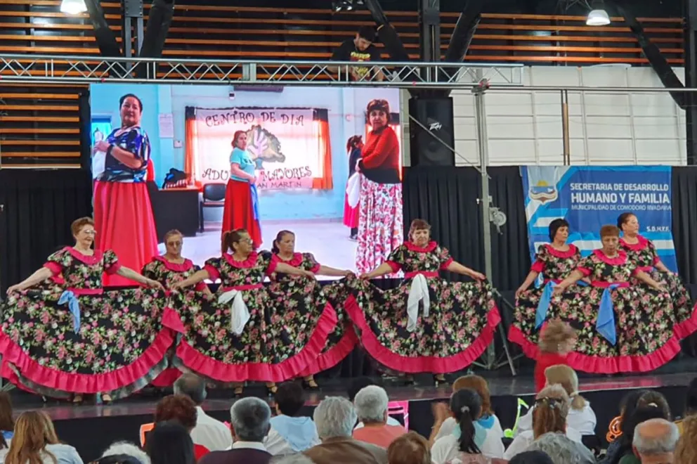 Los adultos mayores festejaron su día con actuaciones y bailes 