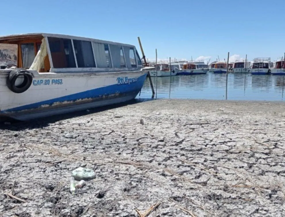 Bolivia y Perú en alerta tras registrarse el nivel histórico más bajo de agua en el lago Titicaca