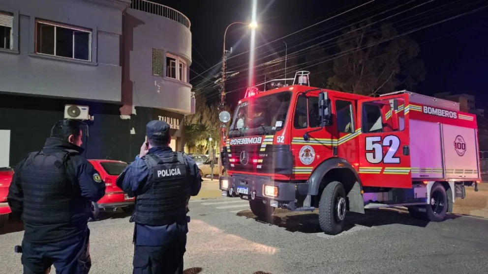 Policías rescataron a una mujer y su hija quienes quedaron atrapadas en medio de un incendio