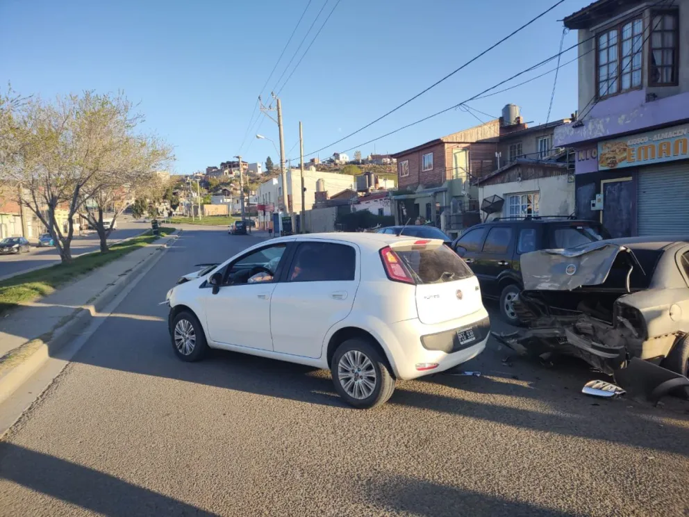 Chocó contra dos vehículos estacionados y se negó a realizar el test de alcoholemia