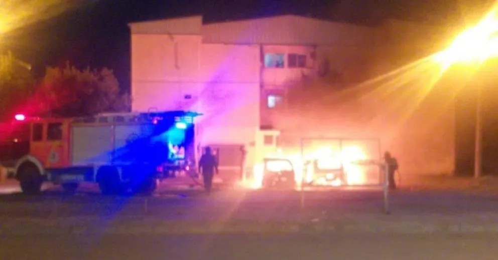 Incendiaron dos vehículos en las 1008 viviendas