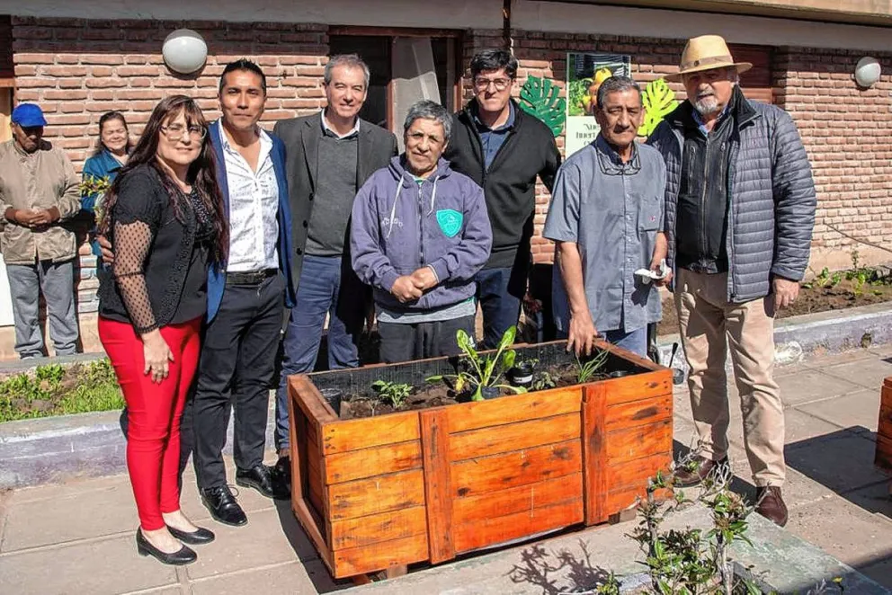  El Hogar de Ancianos Pablo VI inauguró su primera huerta para que los abuelos siembren, cultiven y consuman sus propios productos
