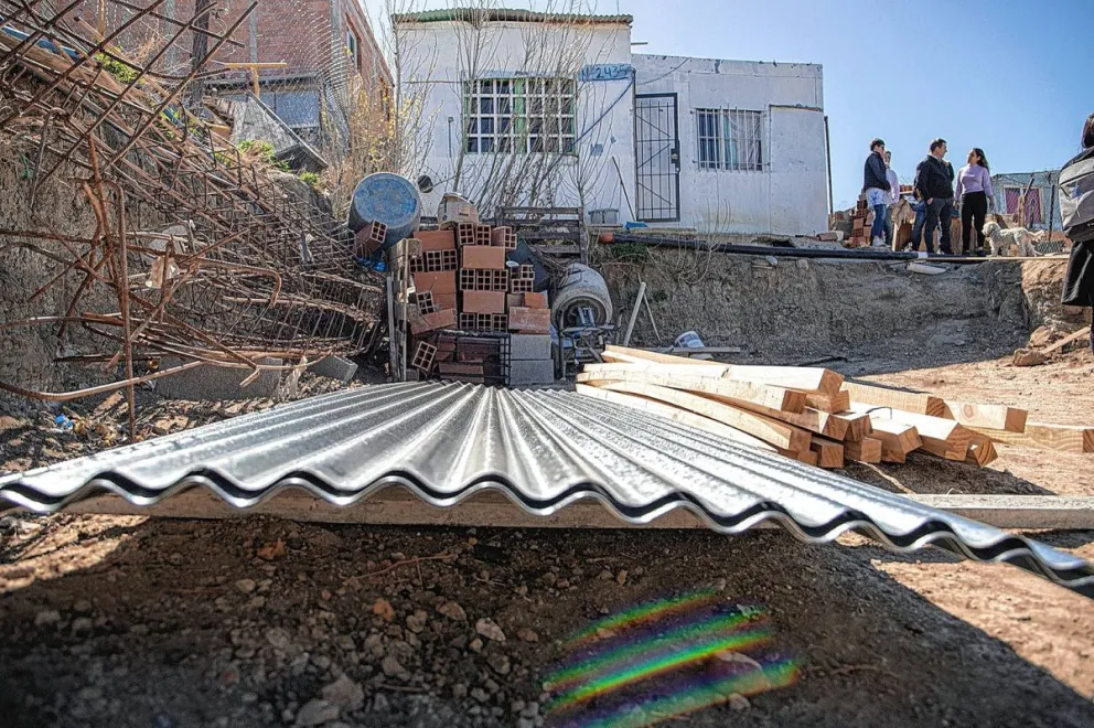 Luque concretó una nueva entrega de materiales a vecinos damnificados por el temporal de viento