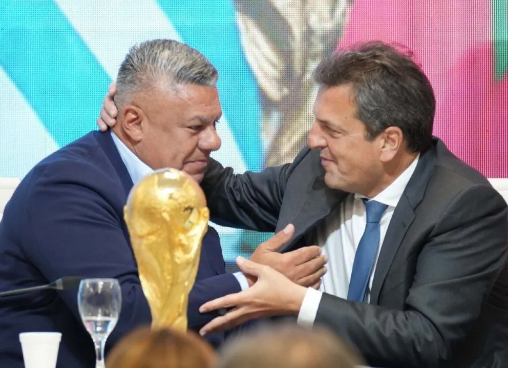 Sergio Massa y "Chiqui" Tapia presentaron la sede del partido inaugural del Mundial 2030