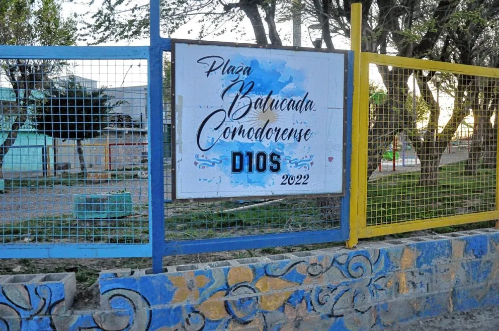 Vuelve a reunirse la Batucada Comodorense y convoca a la comunidad a restaurar los murales de su plaza