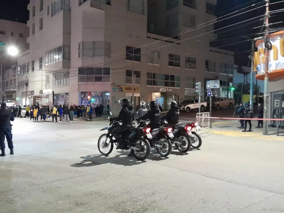 Unas 20 personas celebraron en el centro la victoria de Boca