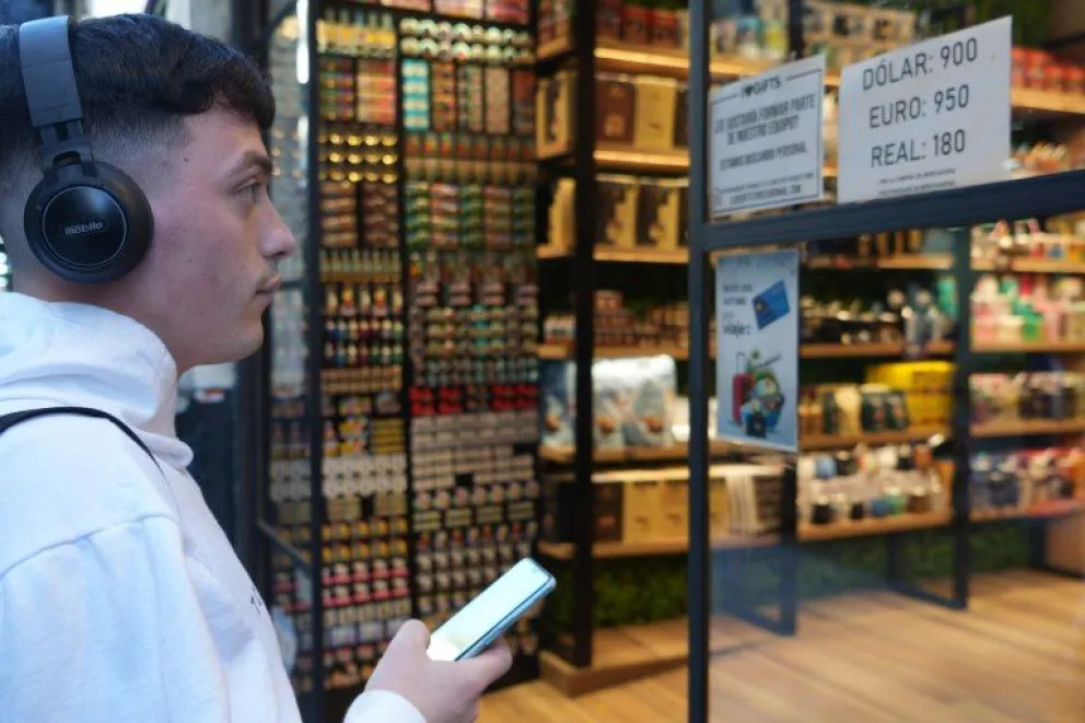 El dólar blue llega a $875 sobre el cierre de la semana y la city vuelve a ser un hervidero