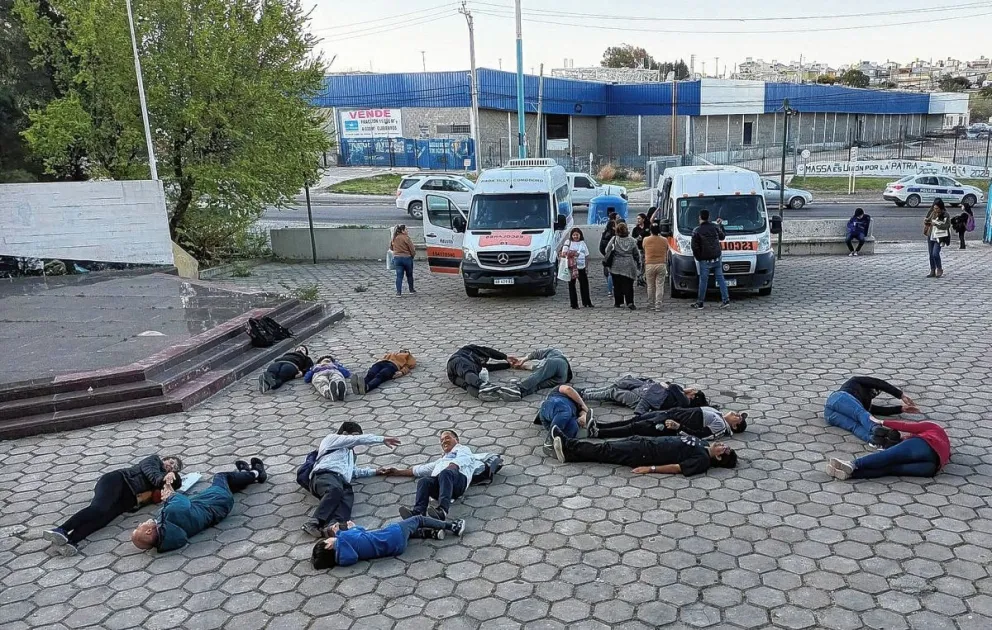 Realizaron una intervención colectiva en la UNPSJB en defensa del mar y las costas