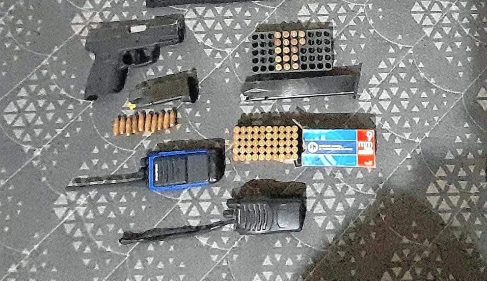 Allanan cuatro casas por balacera entre bandas y secuestran arma robada con más de 70 balas