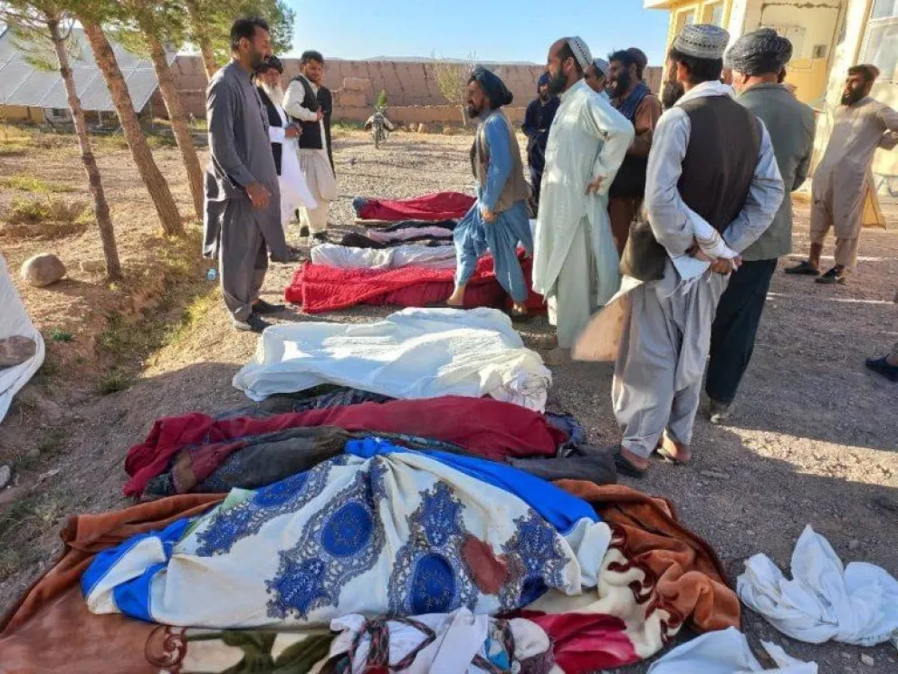 Más de 2.400 personas murieron por sismos en el oeste de Afganistán