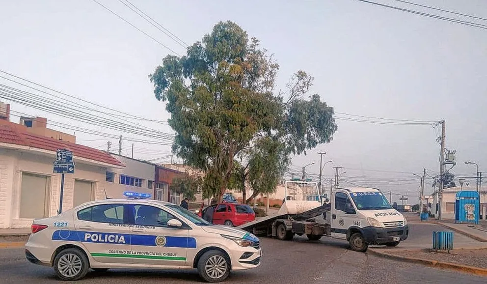 Conducía alcoholizado y chocó contra un poste de telefonía