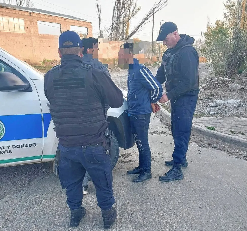 Dos sujetos fueron atrapados in fraganti luego de robar elementos de una camioneta