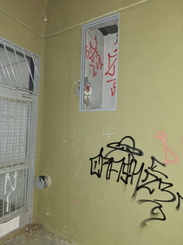 Dos adolescentes vandalizaron una escuela y quisieron robar netbooks