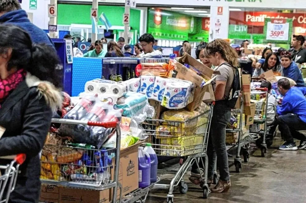 El dólar a $1.000: Desde Chile cruzan a la Argentina para comprar "regalados" alimentos, combustibles y tocador
