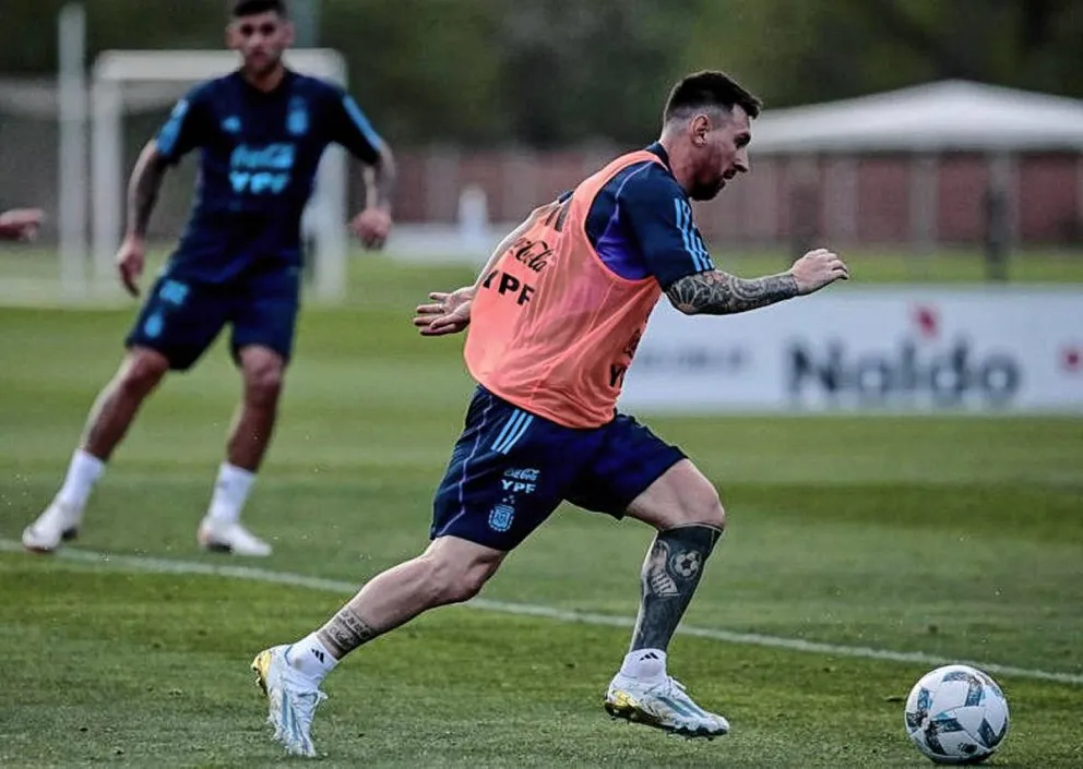 Messi no mostró signos de molestia y sería titular ante Paraguay