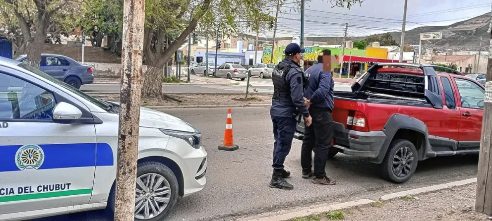 Andaban armados con intenciones de entrar a un domicilio de barrio Pueyrredón: los agarraron y les secuestraron un arma de fuego