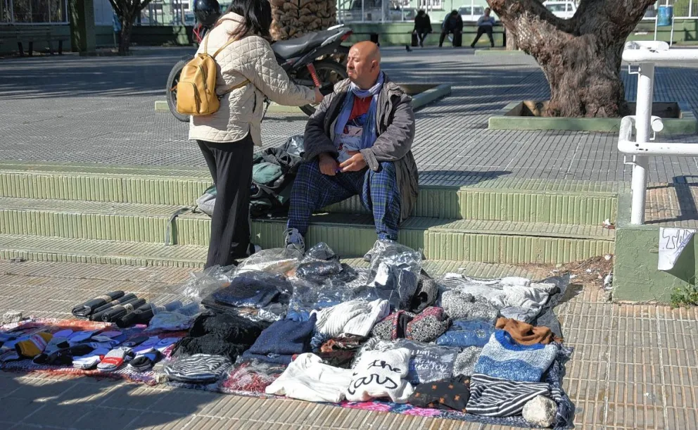 Manteros y vendedores ambulantes piden ser habilitados para poder trabajar
