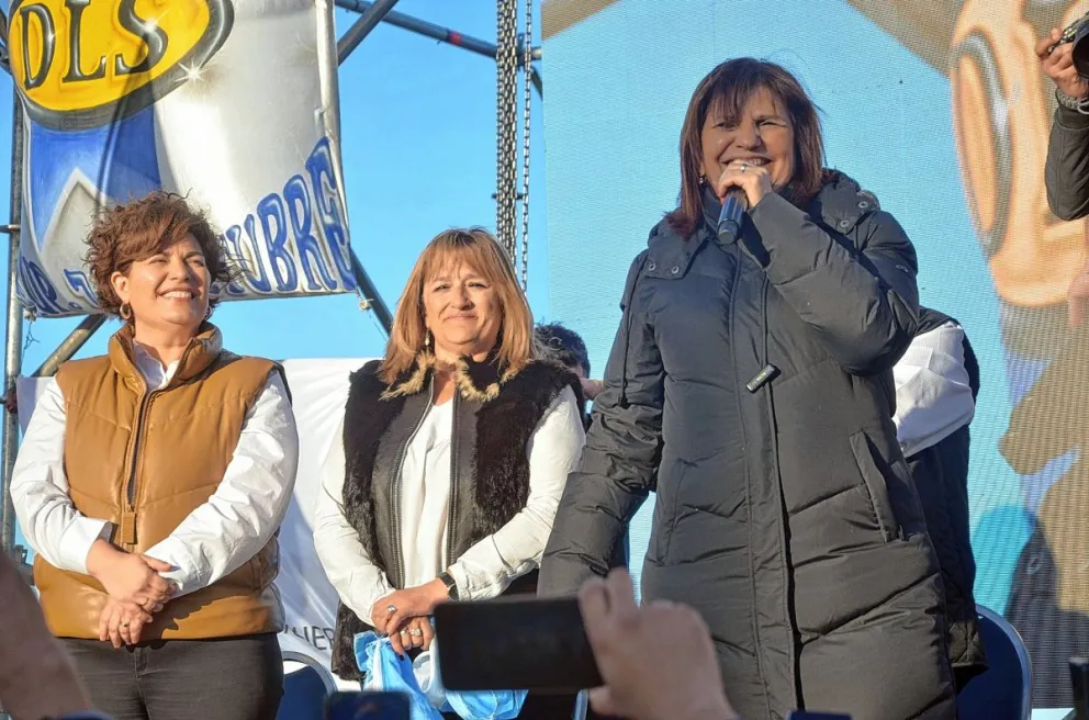Patricia Bullrich visitó ayer esta ciudad y realizó un acto ante una gran cantidad de trabajadores petroleros