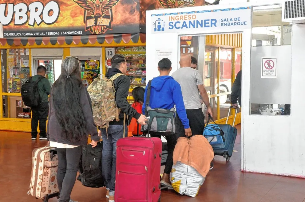 Jueves y viernes con movimiento en la terminal de ómnibus: Esquel y Puerto Madryn los destinos turísticos más elegidos de la provincia