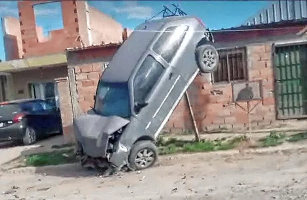 Un auto quedó colgado de un tensor de un poste de luz tras ser chocado por otro mientras estaba estacionado