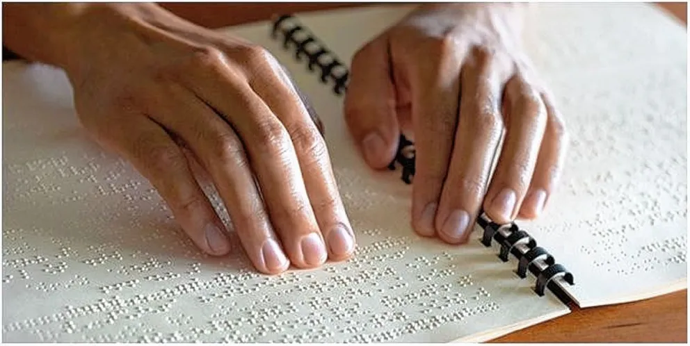 Testigos de Jehová ofrecen publicaciones con formatos adaptados para personas con discapacidad visual