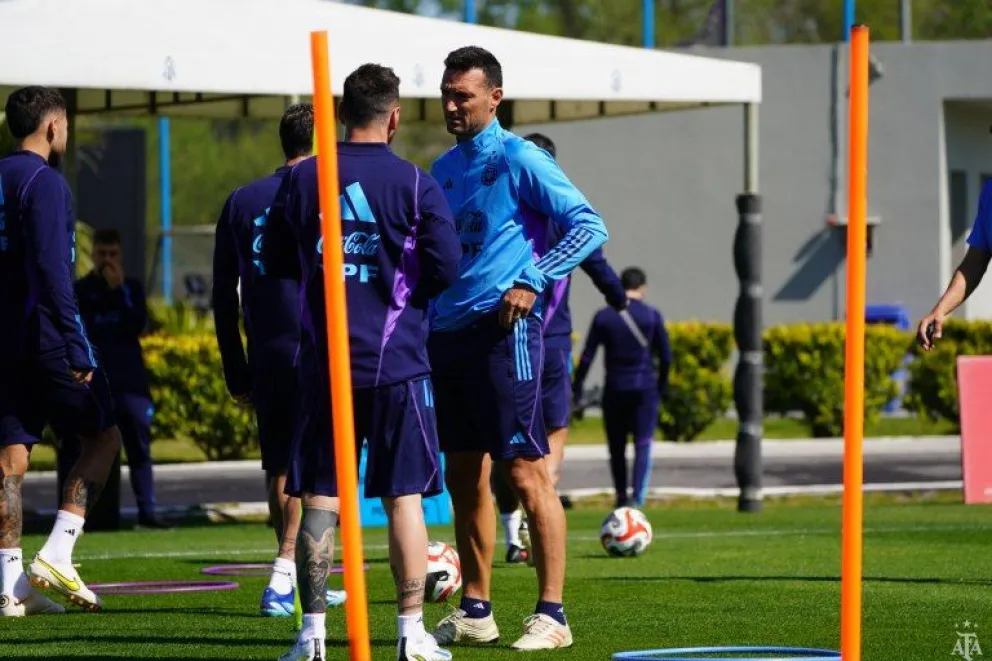 Scaloni define el once para enfrentar a Perú, pero la presencia de Messi continúa en duda