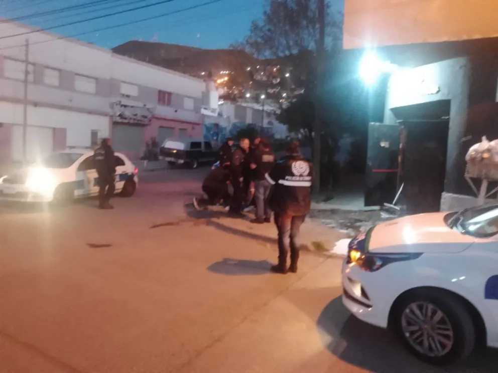 Tuvo una discusión con un sujeto afuera de un bar y fue baleado