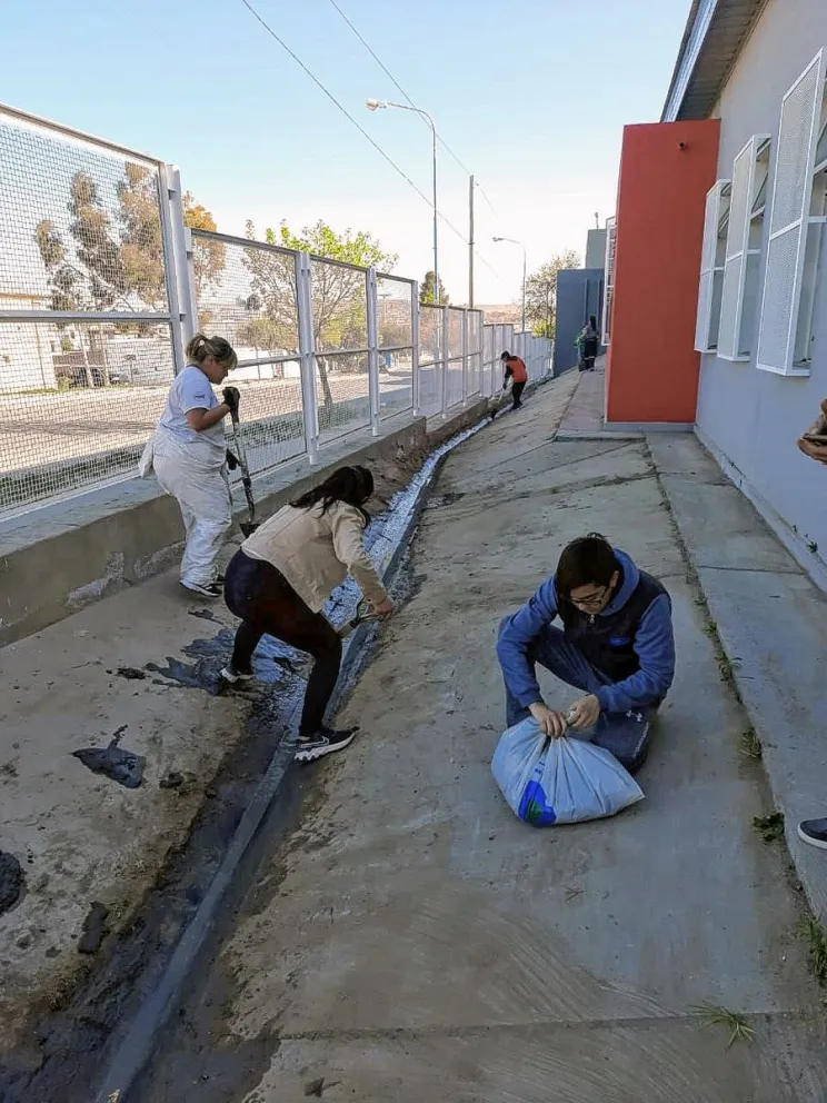 Estudiantes realizaron una jornada de limpieza en la Escuela Nº 737 “Mario Almonacid”