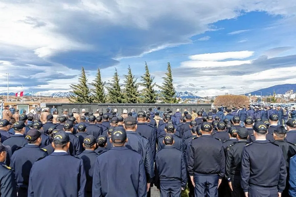 En Ushuaia, tripulantes de la Fragata ARA 'Libertad' homenajearon a excombatientes de Malvinas