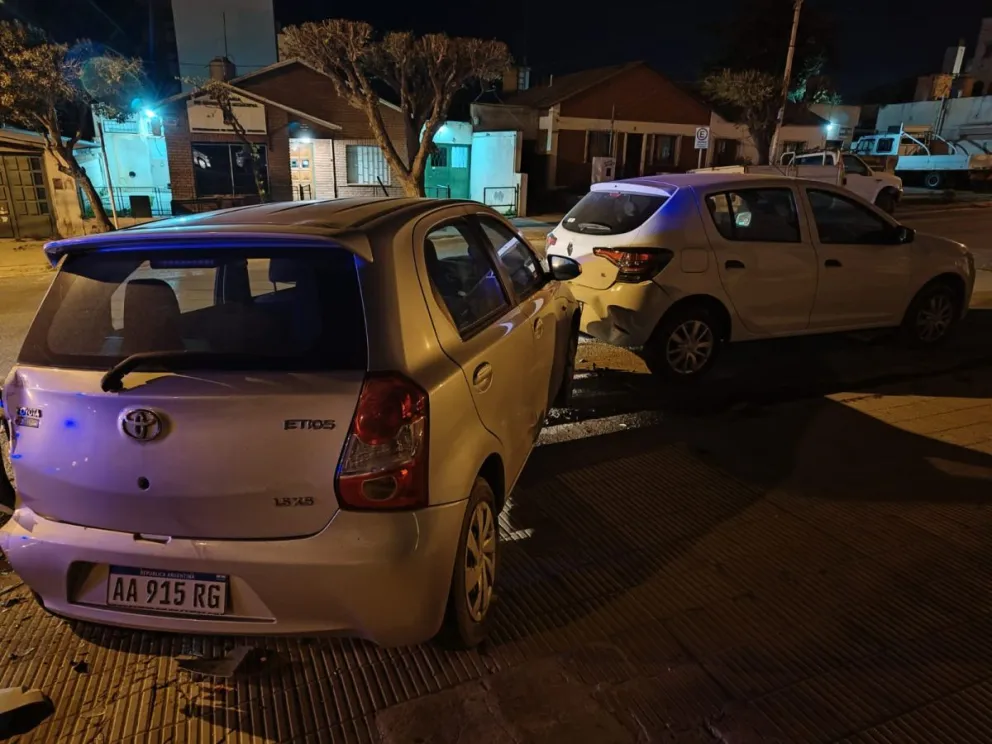 Conducía alcoholizado y embistió dos vehículos que estaban estacionados