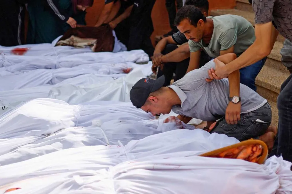 Palestinos aseguran que Israel bombardeó el patio de un hospital de Gaza y hay cientos de muertos