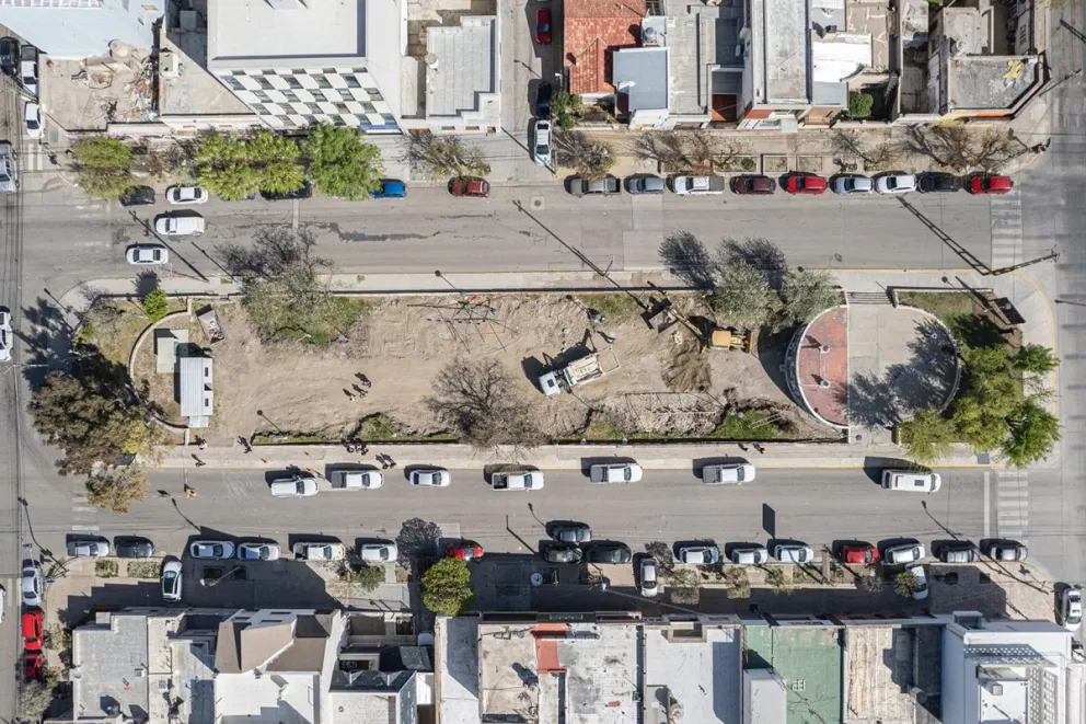 Luque recorrió el inicio de obra de refacción de la Plaza de los Bustos