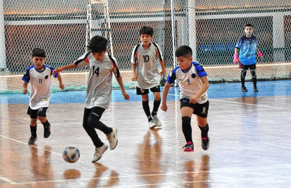 Los promocionales saltaron a la cancha