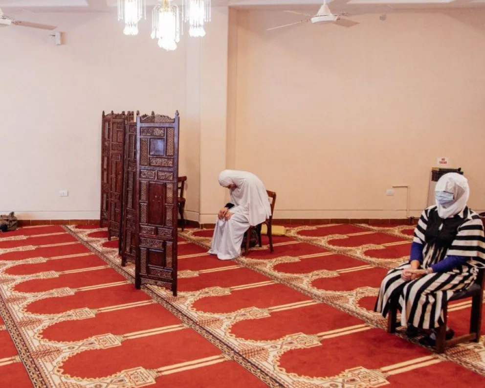 Fallo inédito: una mujer podrá rezar en una mezquita en el mismo espacio que los varones