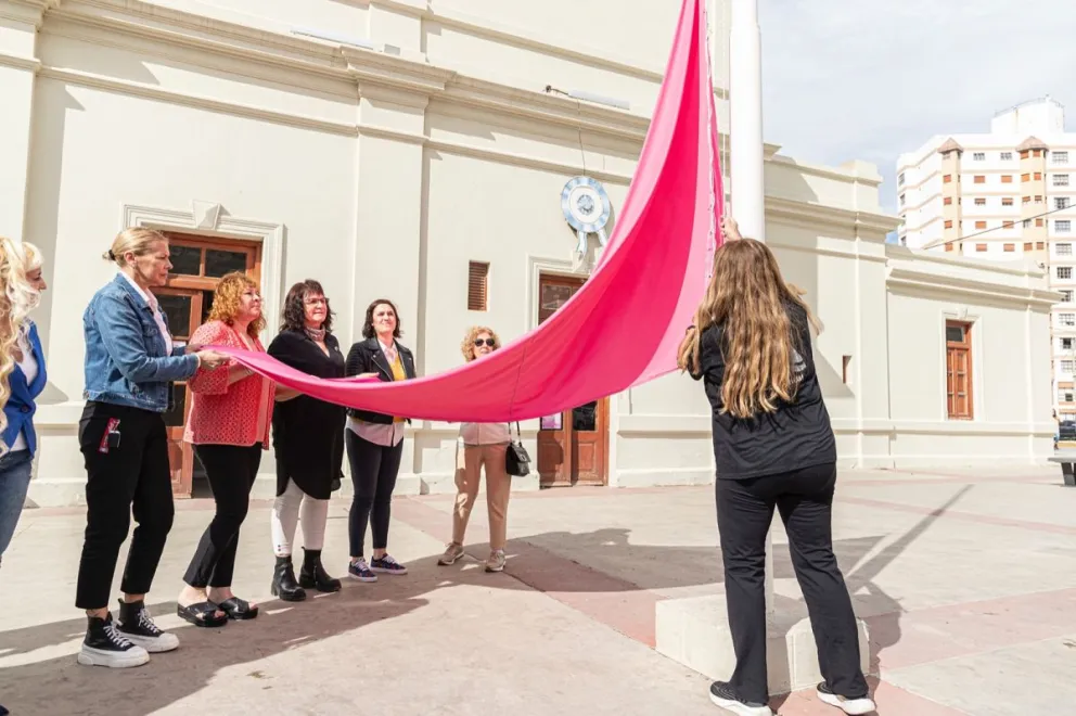 Comodoro se viste de rosa para concientizar y sensibilizar a la sociedad en torno al cáncer de mama