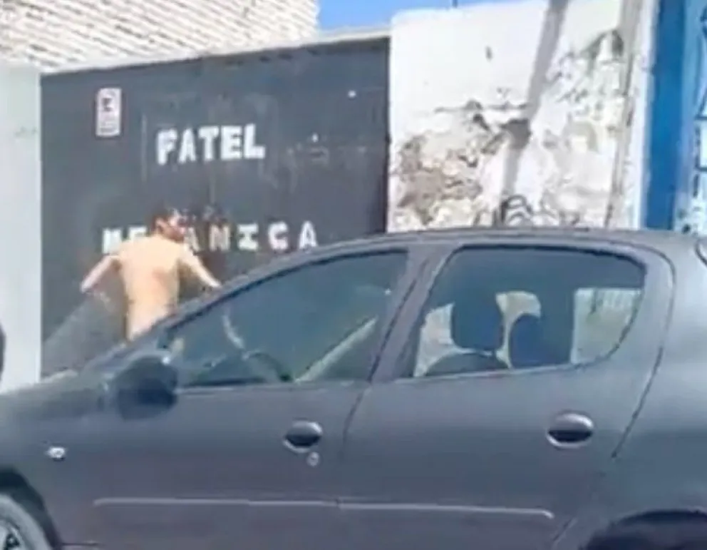 Viral: la persecución de película a un "amante" completamente desnudo por las calles de Salta