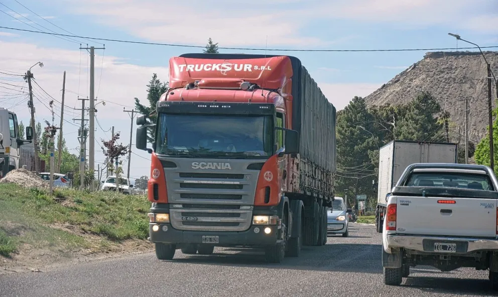Quejas de vecinos por el continuo paso de camiones por barrios de Comodoro